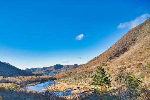 鳥居峠からの晩秋の覚満渕 風景,青空,晴れの写真素材