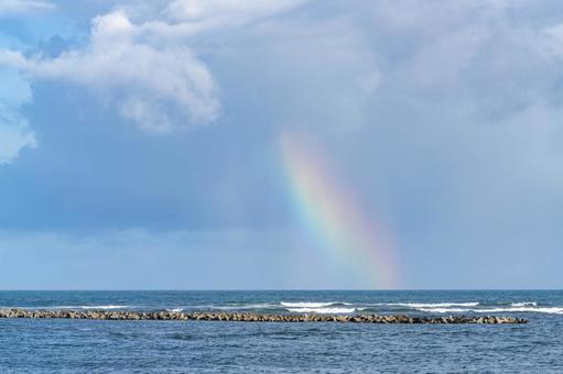 海にかかる虹 海にかかる虹の写真