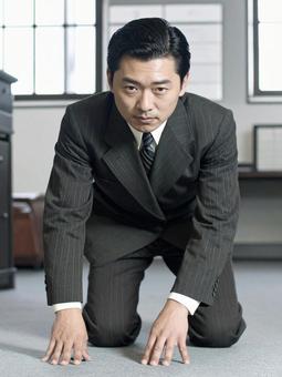 土下座をしているスーツ姿の男性 土下座をしているスーツ姿の男性の写真