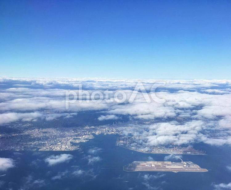 上空から見た海と街 飛行機,上空,空の写真素材