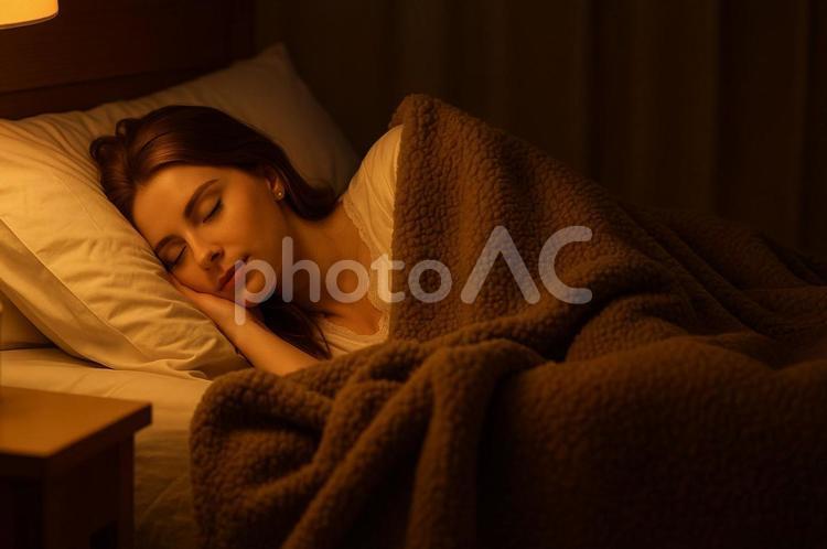やわらかな灯りの中で眠る女性 睡眠,ベッド,夜の写真素材