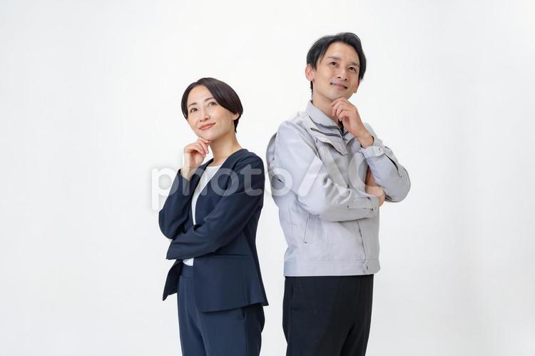 作業着の男性とスーツを着た女性 スーツ,女性,ゼネコンの写真素材