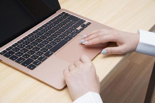 ノートパソコン操作 ノートパソコン,女性,手の写真素材