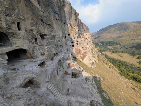 ヴァルジア洞窟住居群 ヴァルジア,洞窟住居,修道院の写真素材