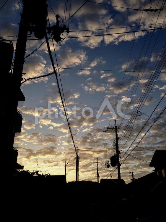 夕焼けと電線 シルエットで映す,日暮れ,何人もありませんの写真素材