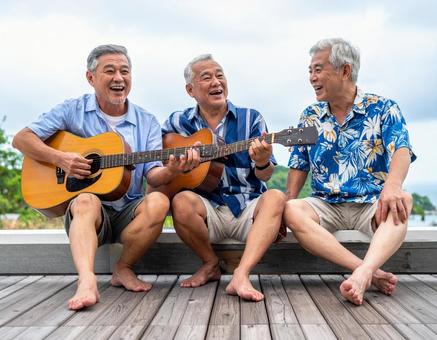 ギターのセッションを楽しむ日本人男性 ギターのセッションを楽しむ日本人男性の写真