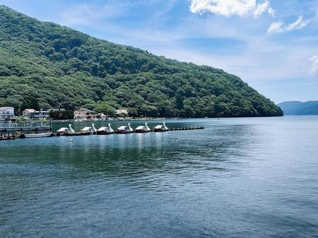 箱根海賊船から芦ノ湖と桟橋を眺める 箱根海賊船から芦ノ湖と桟橋を眺める 箱根海賊船,遊覧船,芦ノ湖の写真素材