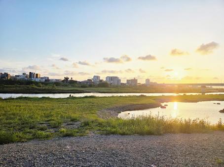 日が沈む多摩川河川敷 日が沈む多摩川河川敷 東京都,世田谷区,多摩川の写真素材