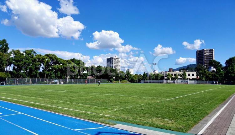 高校のグラウンド 学生,グラウンド,運動場の写真素材