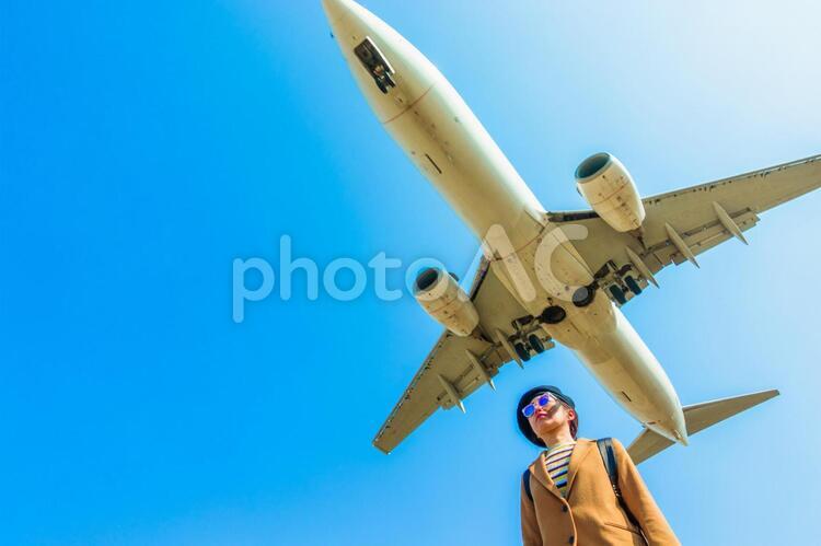 飛行機と女性旅行者 飛行機,空港,女性の写真素材