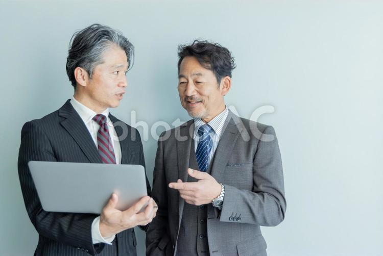 打合せをするミドルエイジ男性 男性,ビジネスマン,ノートパソコンの写真素材
