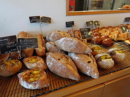 ベーカリーに並ぶ焼きたてパン パン,ベーカリー,焼きたての写真素材