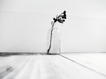 硝子瓶に木の実のドライフラワーをいける 硝子瓶に木の実のドライフラワーをいけるの写真