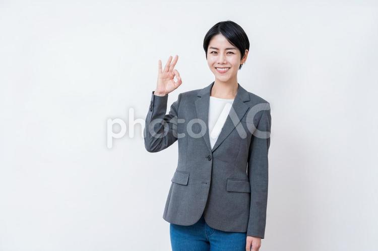 グットマークをするビジネスパーソン ビジネスウーマン,女性,キャリアウーマンの写真素材