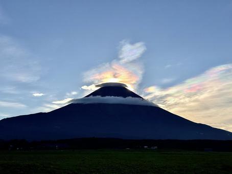 富士山と彩雲 富士山と彩雲の写真