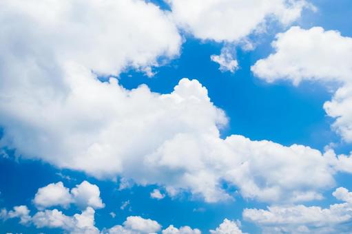 夏の白い雲と青空 夏の白い雲と青空の写真
