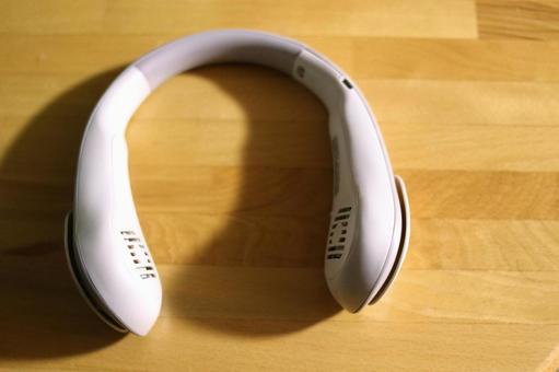 テーブルに置いたネッククラ― テーブルに置いたネッククラ―の写真