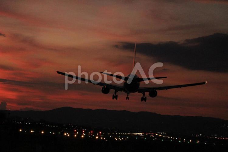 夕方に染まる飛行機 飛行機,夕方,夕焼けの写真素材