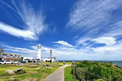 晴れ渡る青空と賑わう犬吠埼灯台 犬吠埼灯台,灯台,犬吠埼の写真素材