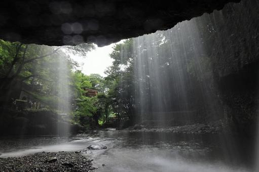 月待ちの滝(くぐり滝) 月待ちの滝(くぐり滝) 裏側,マイナスイオン,勢いの写真素材