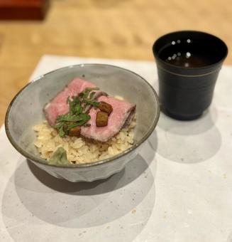 ローストビーフ丼 ローストビーフ丼,ご飯,ジュレの写真素材