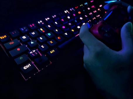 コントローラーを持ってゲームをする手元1 コントローラーを持ってゲームをする手元1 コントローラー,ゲーム,ゲーマーの写真素材