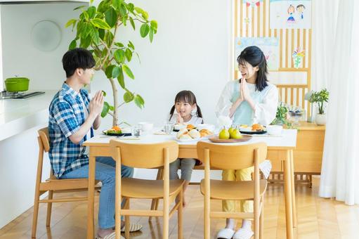 ダイニングで食事する家族 ダイニングで食事する家族 家族,笑顔,食卓の写真素材