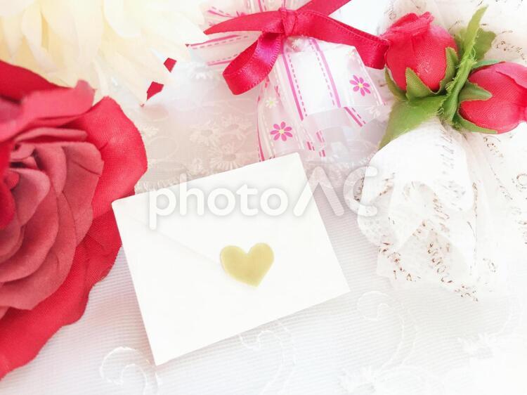 プレゼントと手紙 プレゼント,バレンタイン,誕生日の写真素材