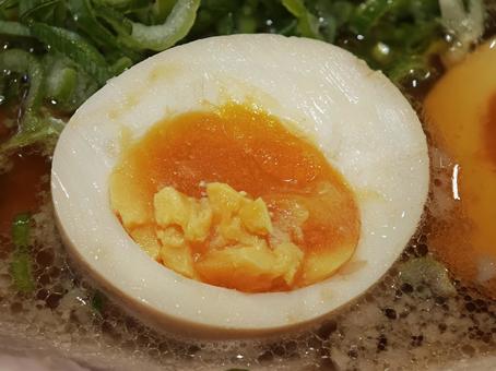 とろける半熟卵とラーメン ラーメン,味玉,半熟卵の写真素材