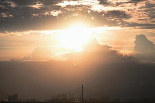 飛行機と夕陽 夕焼け 飛行機と夕陽 夕焼けの写真