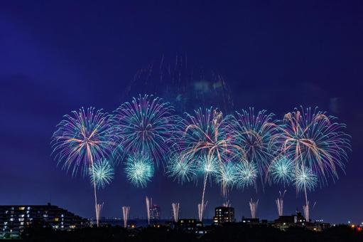 夜空に広がる色とりどりのスターマイン 夜空に広がる色とりどりのスターマイン 花火,打ち上げ花火,花火大会の写真素材