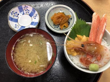 Photo, bowl of rice topped with sashimi, bowl of rice, shrimp, 