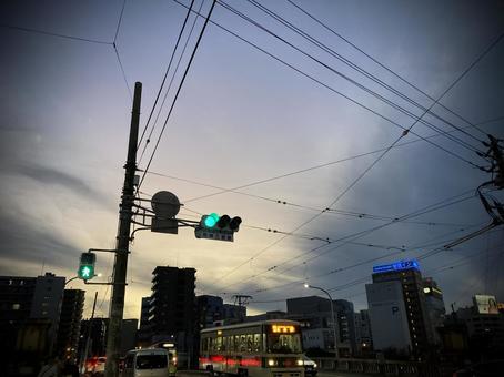 広島市、橋を渡る市電と張り巡らされた電線 広島市、橋を渡る市電と張り巡らされた電線の写真