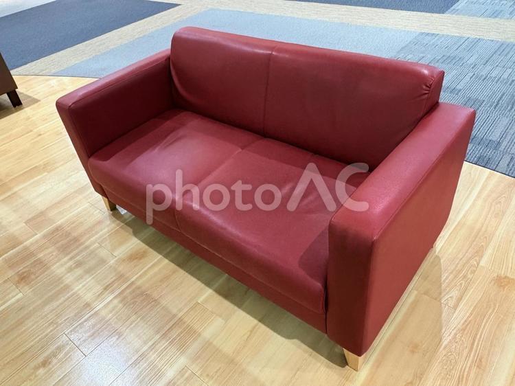 シンプルな赤いソファ ソファ,赤,椅子の写真素材