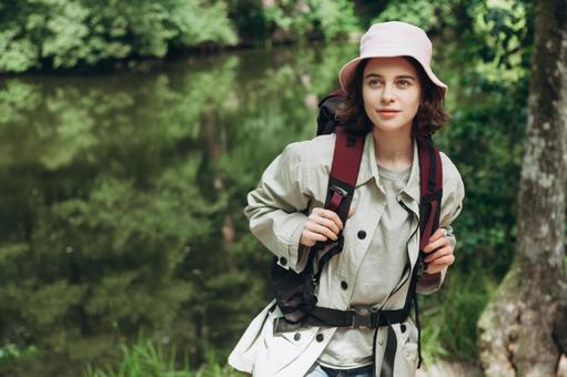 緑に囲まれた女性キャンパーの写真