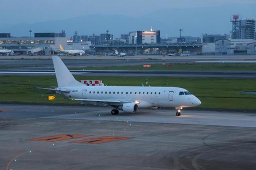 夜の気配、空港にしのび寄る 飛行機,航空機,旅客機の写真素材