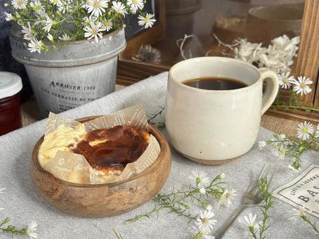 プリン付きチーズケーキとコーヒー プリン付きチーズケーキとコーヒーの写真
