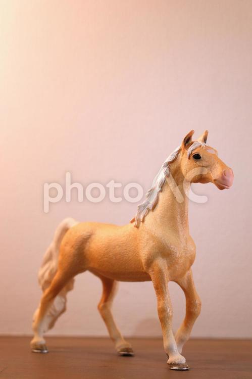 シュライヒ　立つ馬のフィギュアと柔らかな影の横顔 シュライヒ,シュライヒフィギュア,馬の写真素材