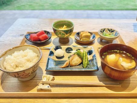 焼き魚定食の健康的な朝ごはん 焼き魚定食の健康的な朝ごはん 定食,朝ごはん,ヘルシーの写真素材