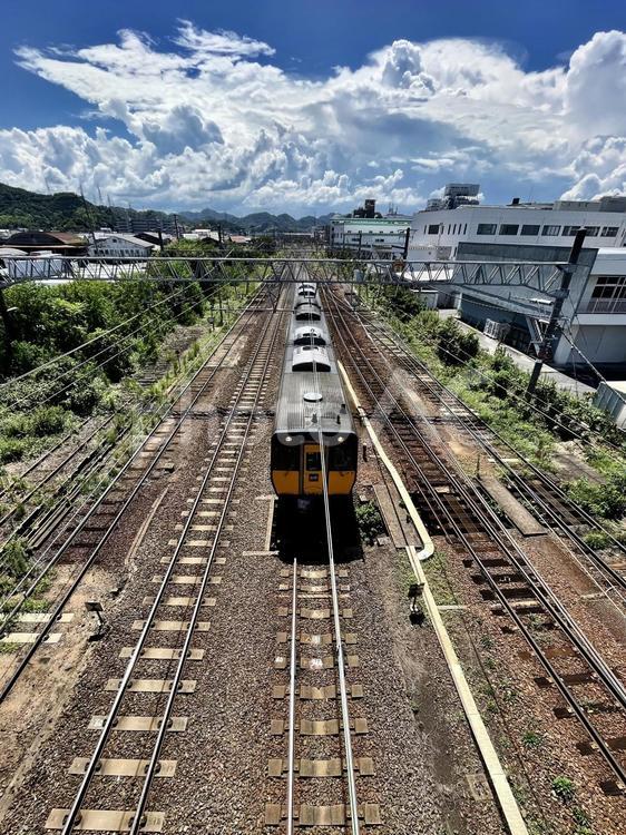 列車と夏雲 列車,電車,夏雲の写真素材