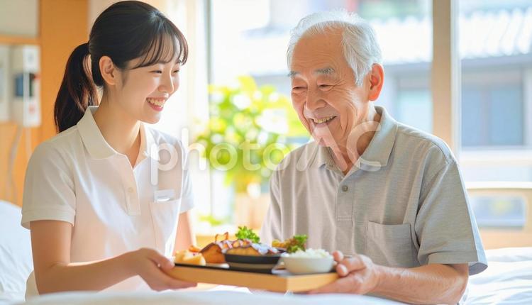高齢男性と女性介護士の穏やかな食事風景 女性介護士,訪問介護,在宅介護の写真素材