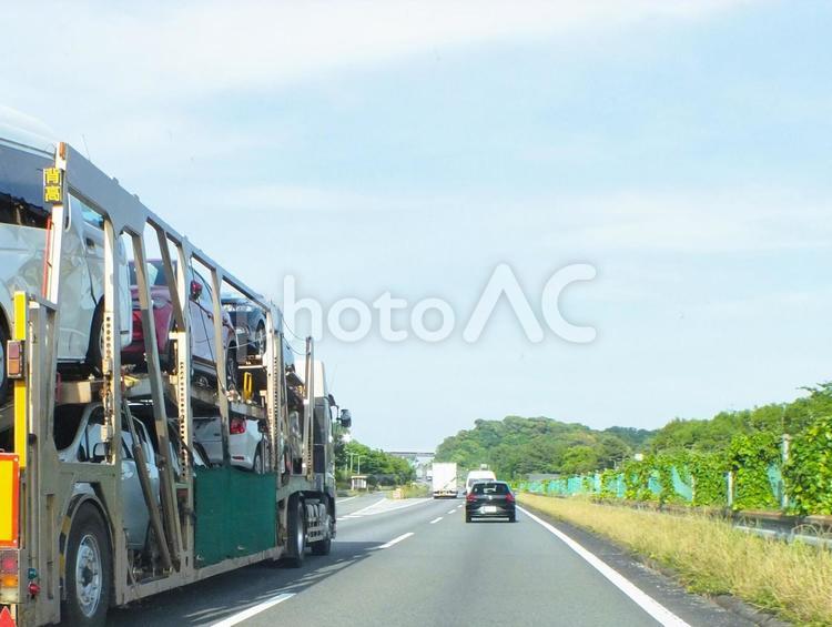 キャリアカーを追い越すとき キャリアカー,カーキャリアー,車運搬の写真素材