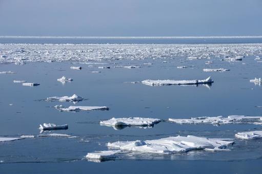 点々と漂う流氷 点々と漂う流氷の写真