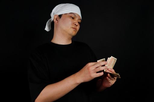 お金を数える男性 お金を数える男性 男性,お金,札束の写真素材