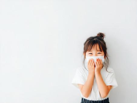 白い背景でマスクを着ける女の子 白い背景でマスクを着ける女の子の写真