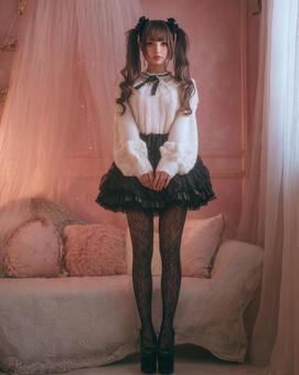直立する地雷系女子 直立する地雷系女子の写真