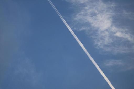 青空に白い飛行機雲と薄雲のある空の風景 青空に白い飛行機雲と薄雲のある空の風景の写真