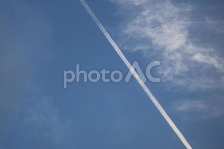 青空に白い飛行機雲と薄雲のある空の風景 青空,白い,飛行機雲の写真素材