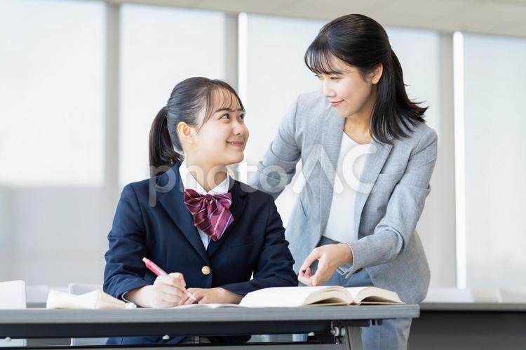 塾で勉強する女子高生と先生 女子高生,塾,高校生の写真素材