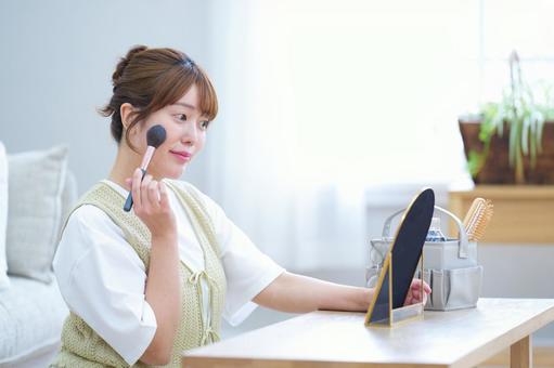 メイクブラシを使っている女性 女性,微笑む,メイクの写真素材